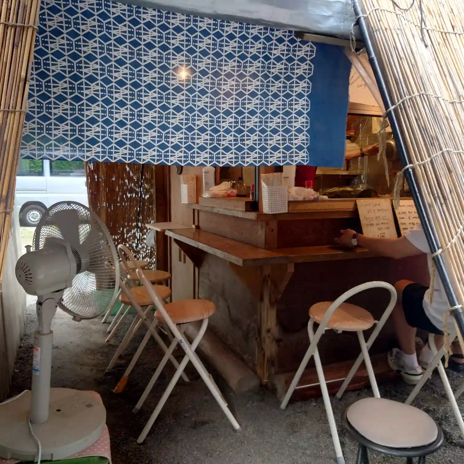 伊豆、修善寺、十割そばさくだの店内を外から見た画像