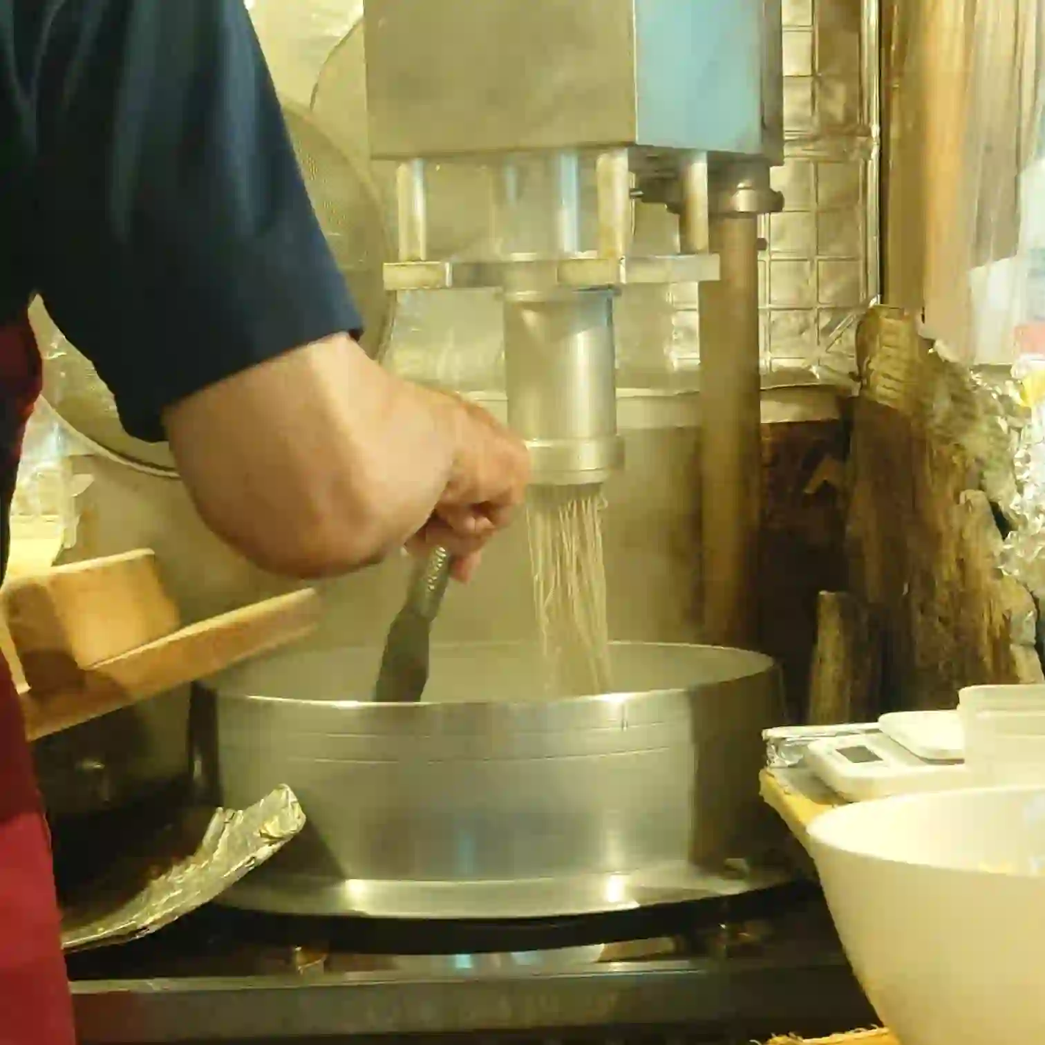 伊豆、修善寺、十割そばさくだの店主が蕎麦製麺しなごらを茹でている画