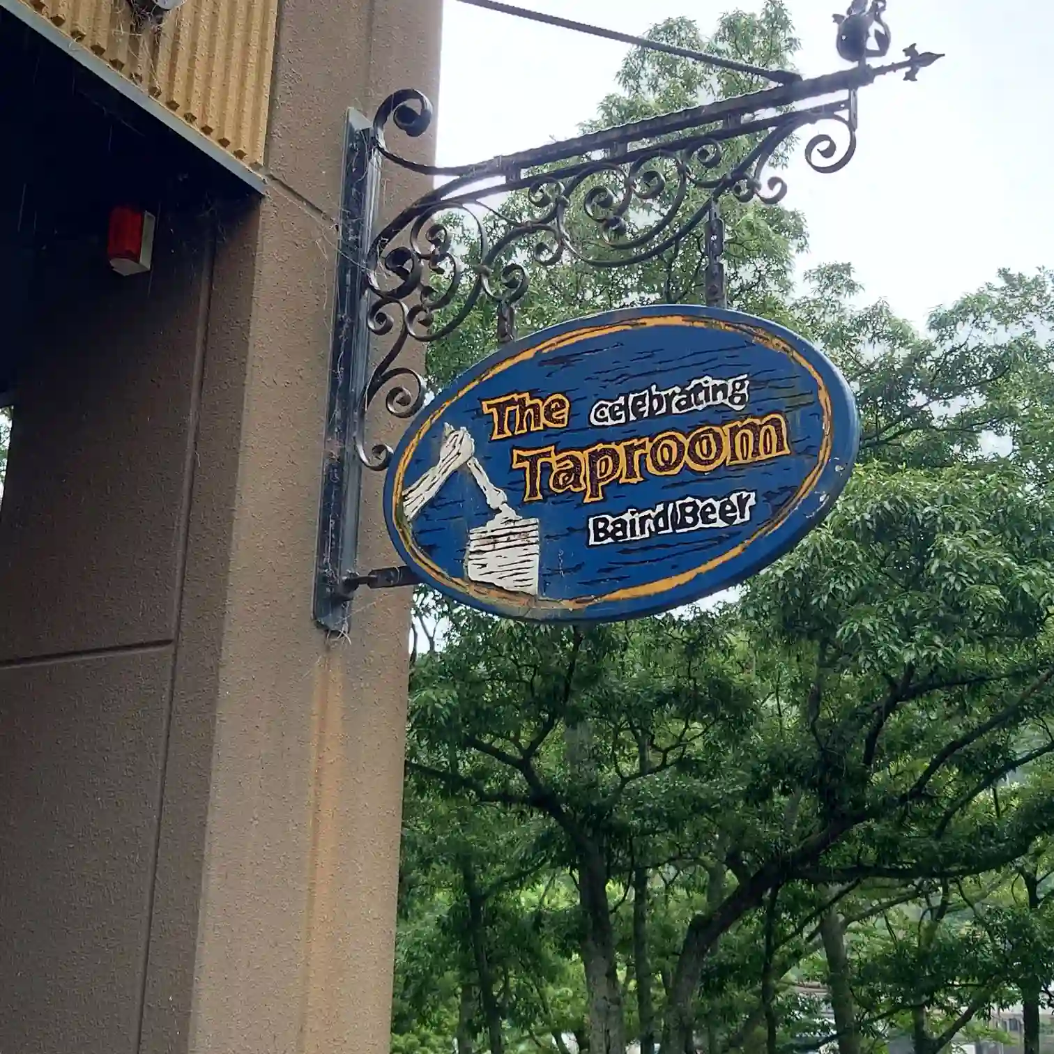 ベアードブルワリー修善寺にあるタップルーム入口の吊り看板。「The Celebrating Taproom Baird Beer」の文字が印象的。