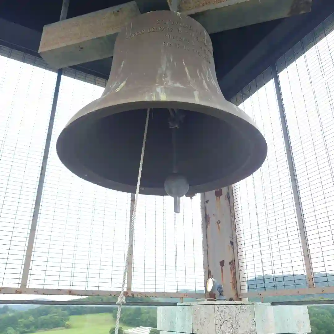 中伊豆ワイナリーヒルズのシャトーにある鐘楼の大きな鐘。ブドウ畑を望む高台で、旅人が鐘を鳴らす瞬間。