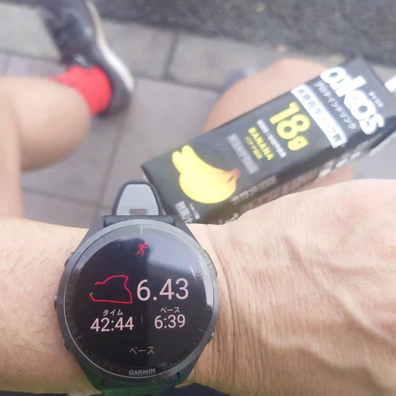 Garminウォッチで6.43km・42分44秒・ペース6:39/kmのランを記録。手にオイコスバナナ味を持っている