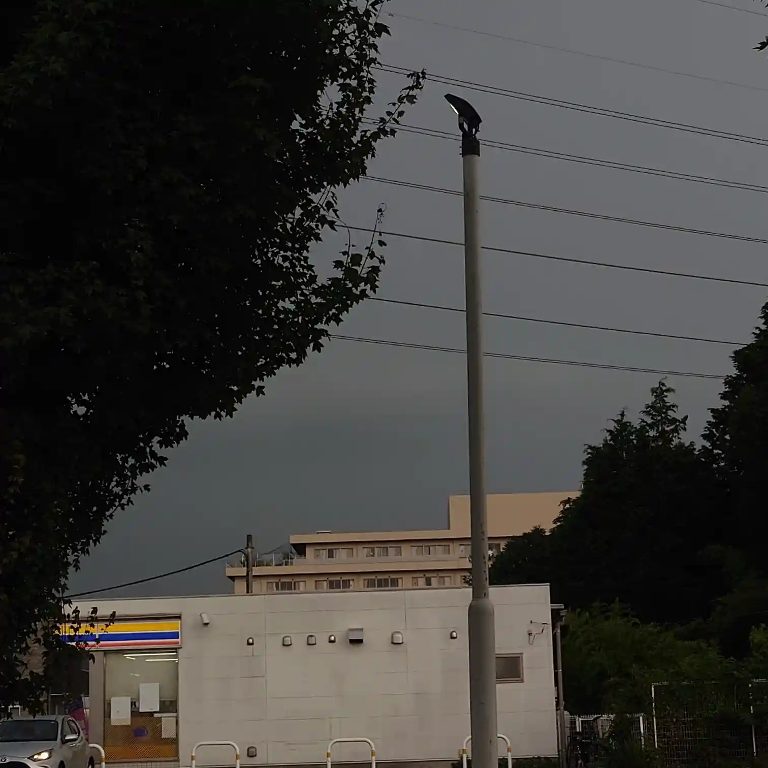 曇天の空とコンビニ。大雨警報が出る直前の不穏な天候"