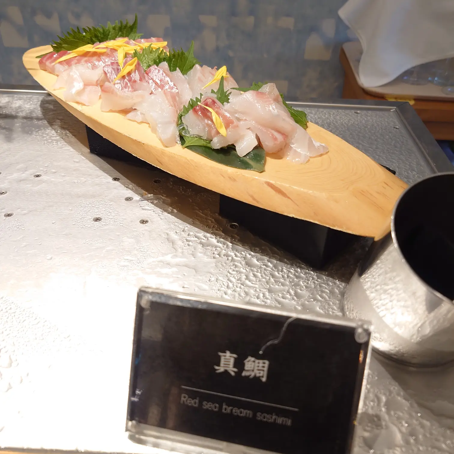 セルフで取り分ける真鯛の薄造り