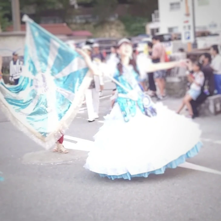 下呂温泉サンバカーニバルの青い衣装のダンサー