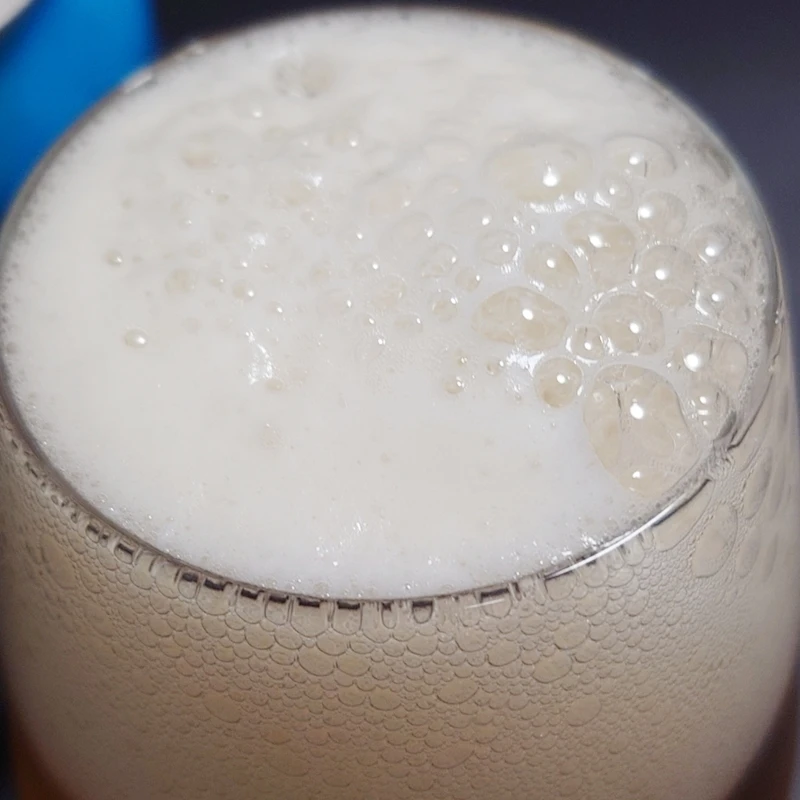 BrewDogのビール 泡のクローズアップ きめ細かなヘッド