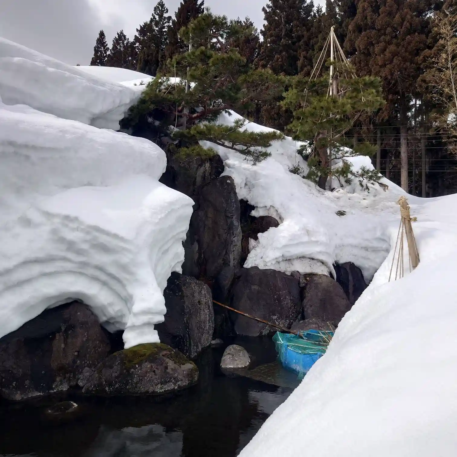 榮川酒造 ゆっ蔵周辺の残雪風景｜磐梯山麓の湧水と雪庇が残る庭