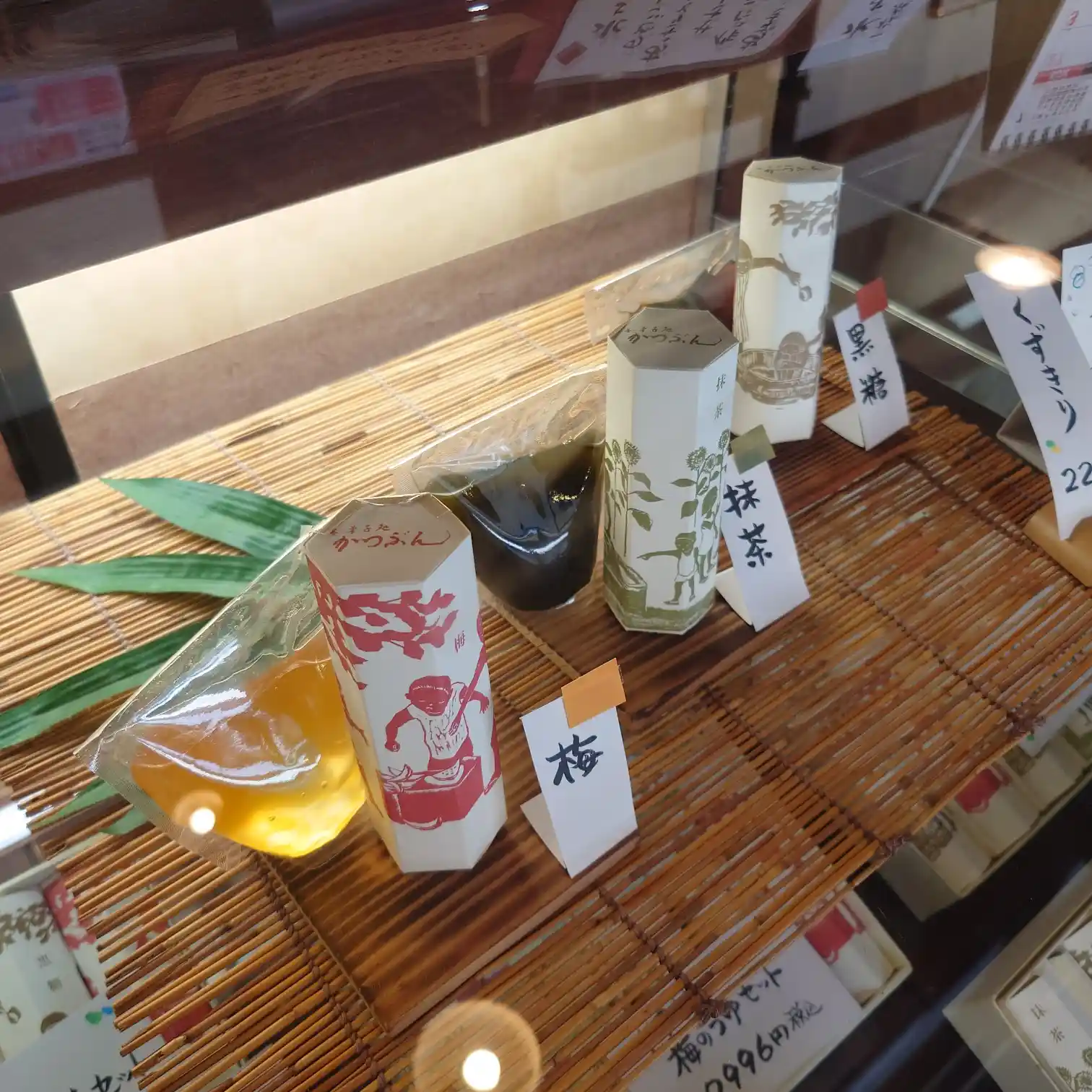 瓶が並ぶカウンター。手しごとの温度感がにじむ。