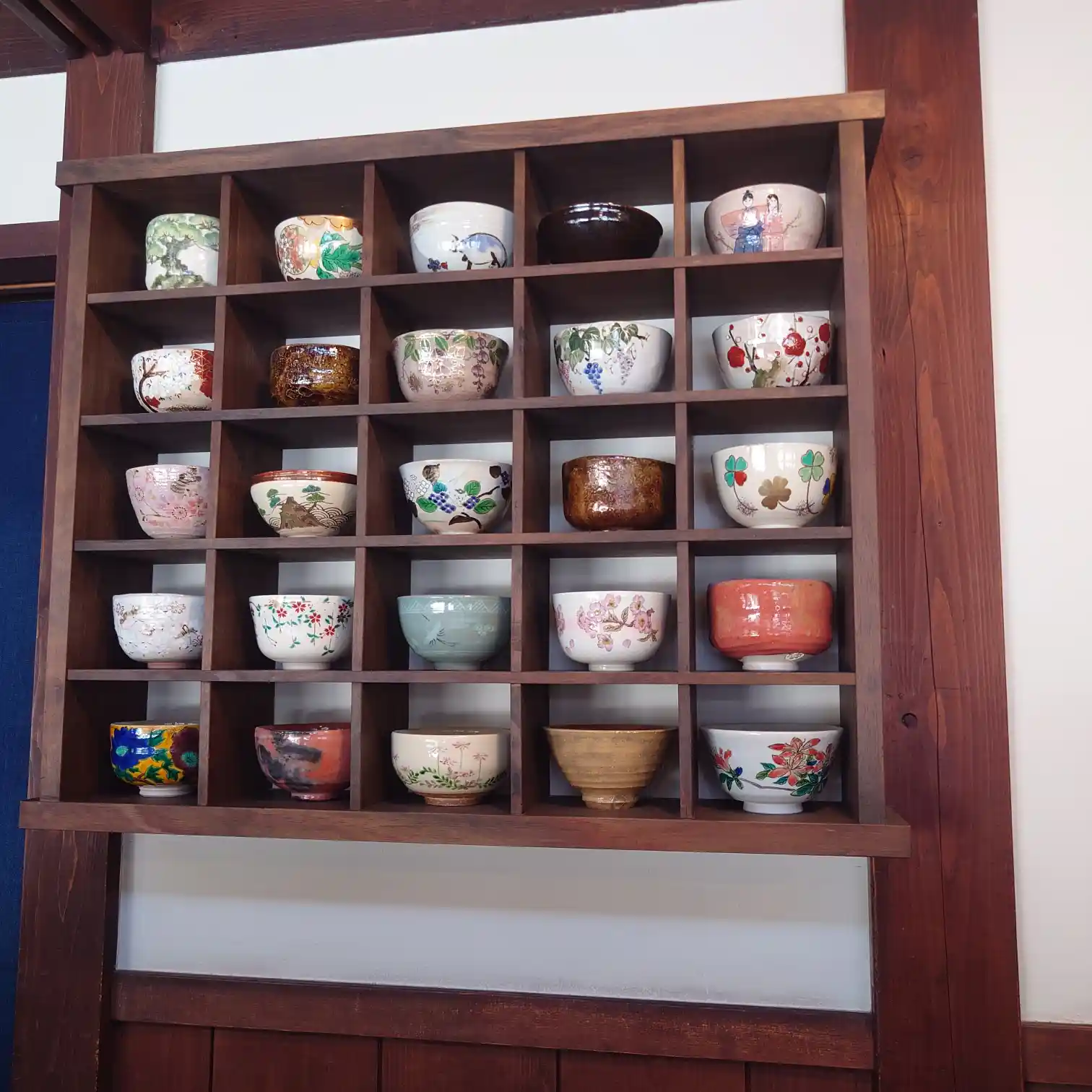 店内の棚に並ぶ器。選ぶ目が楽しくなる眺め。