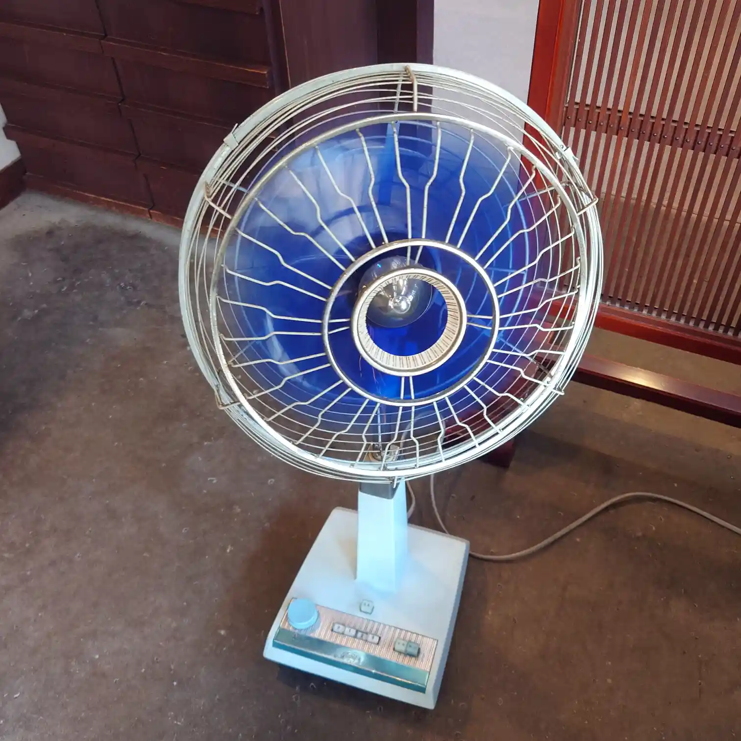 店内のレトロ扇風機。夏の風を連れてくる相棒。