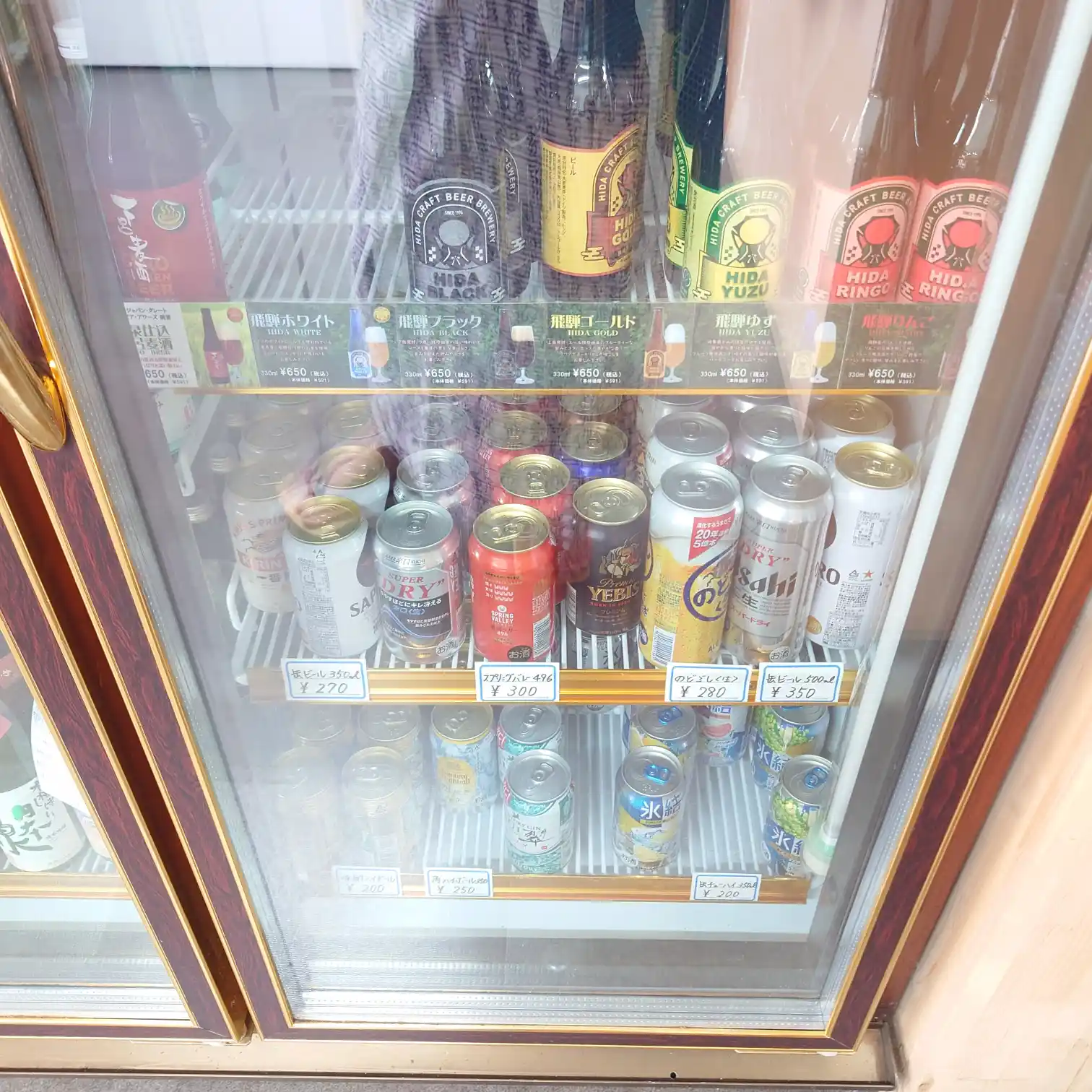 冷蔵ケースに並ぶ飛騨地ビールやクラフト缶ビール。