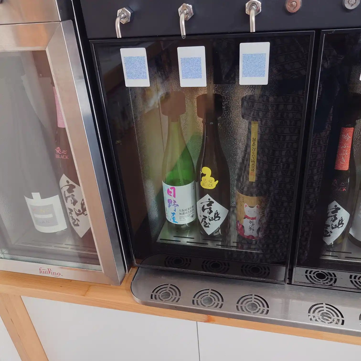 日野屋や房島屋などが並ぶ試飲サーバー