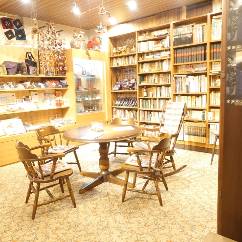 館内の書庫ラウンジ
