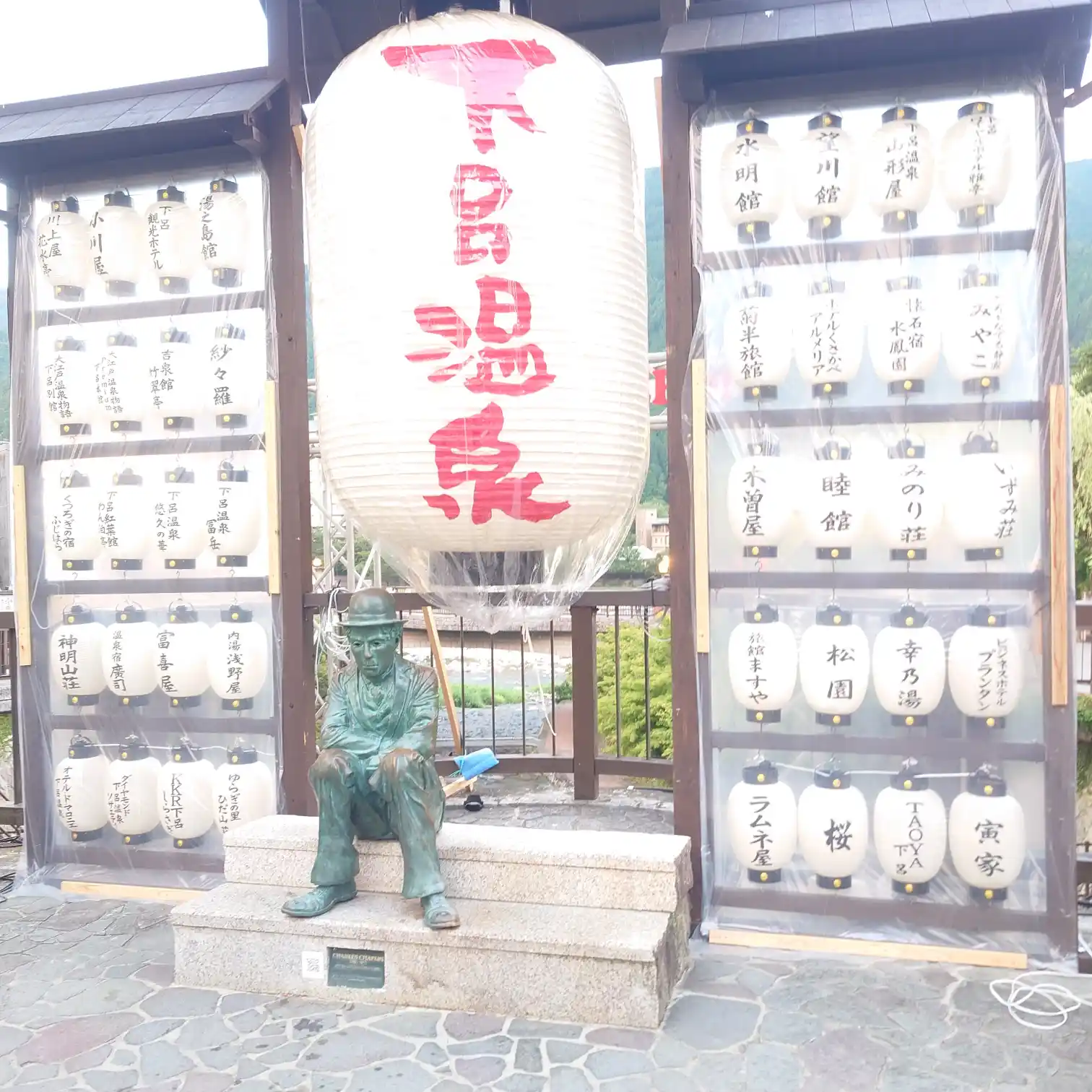 提灯が並ぶ温泉街のスポット