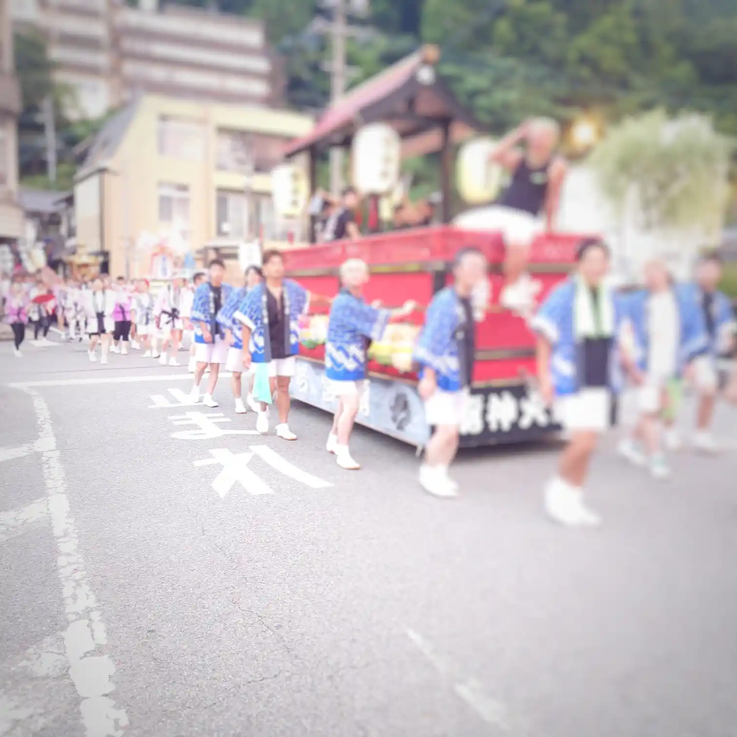 2023年8月2日 下呂温泉の祭りの山車。法被姿の担ぎ手が並ぶ様子(参考写真)