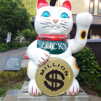 下呂温泉街のランコース沿いで見つけた巨大招き猫「LUCKY」、金色コインに“MILLION”の文字が映える朝の寄り道スポット