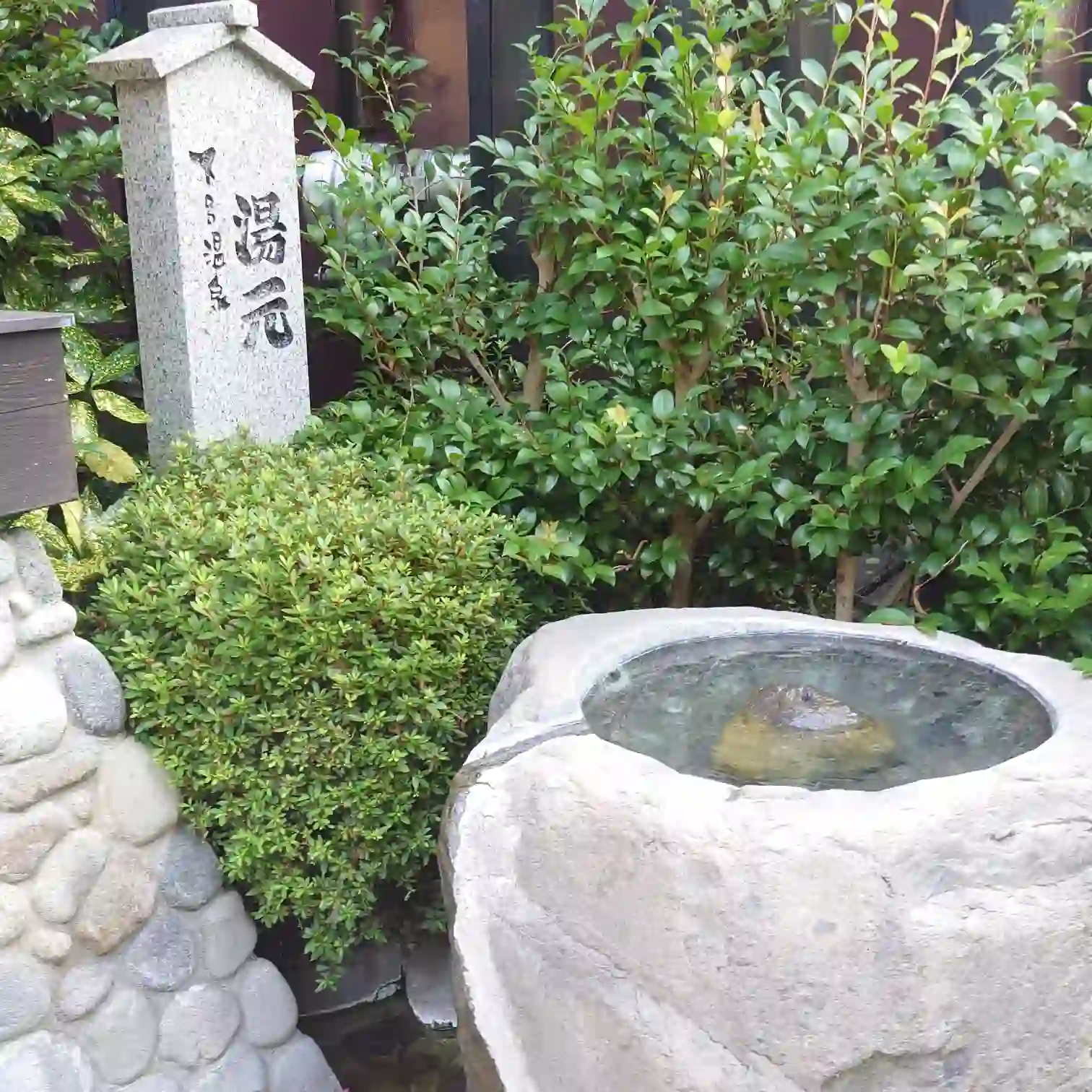 下呂温泉「湯元」の石碑と岩鉢の源泉手湯、透明な湯が溢れる高温(手を浸せないほど)ほのかに香る—菊半旅館発3kmランの寄り道ポイント