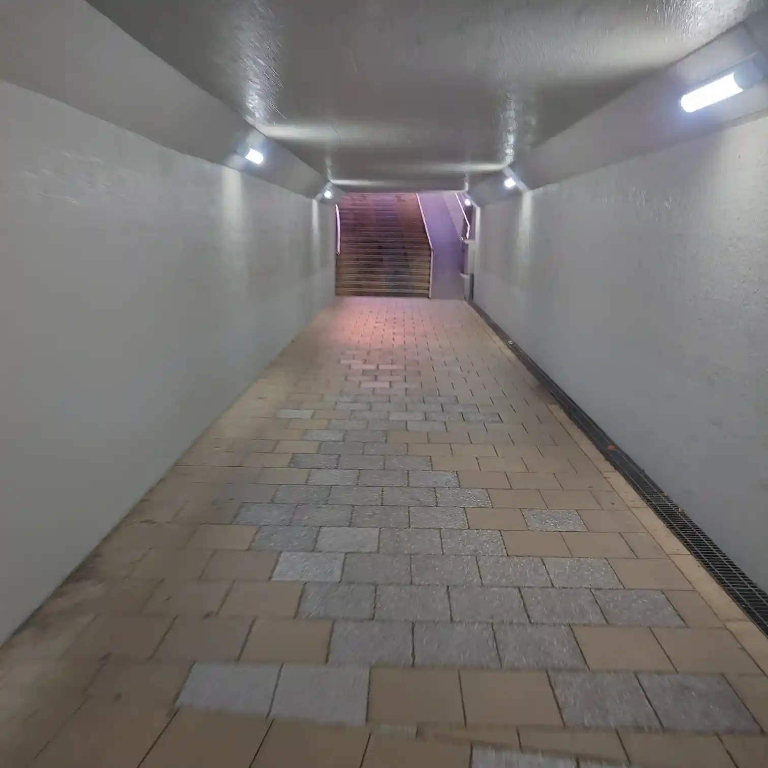 下呂温泉の線路下にある歩行者トンネル。照明付きの石畳通路と出口の階段、朝ラン時の安全なショートカット—菊半旅館発3kmコース