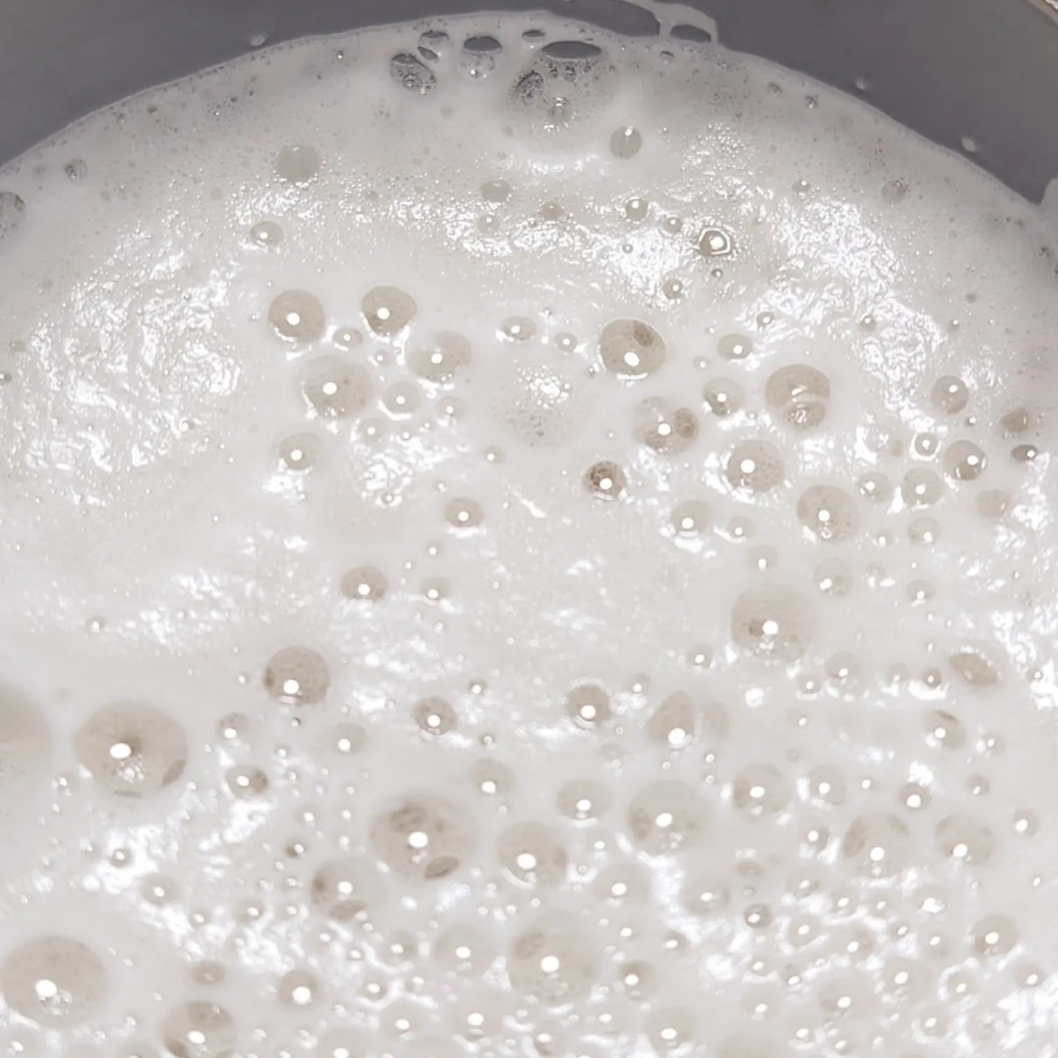 ヤッホーブルーイング『有頂天エイリアンズ HAZY IPA』の泡立ちマクロ。クリーミーな白い泡面に大小の気泡が広がるアップ。