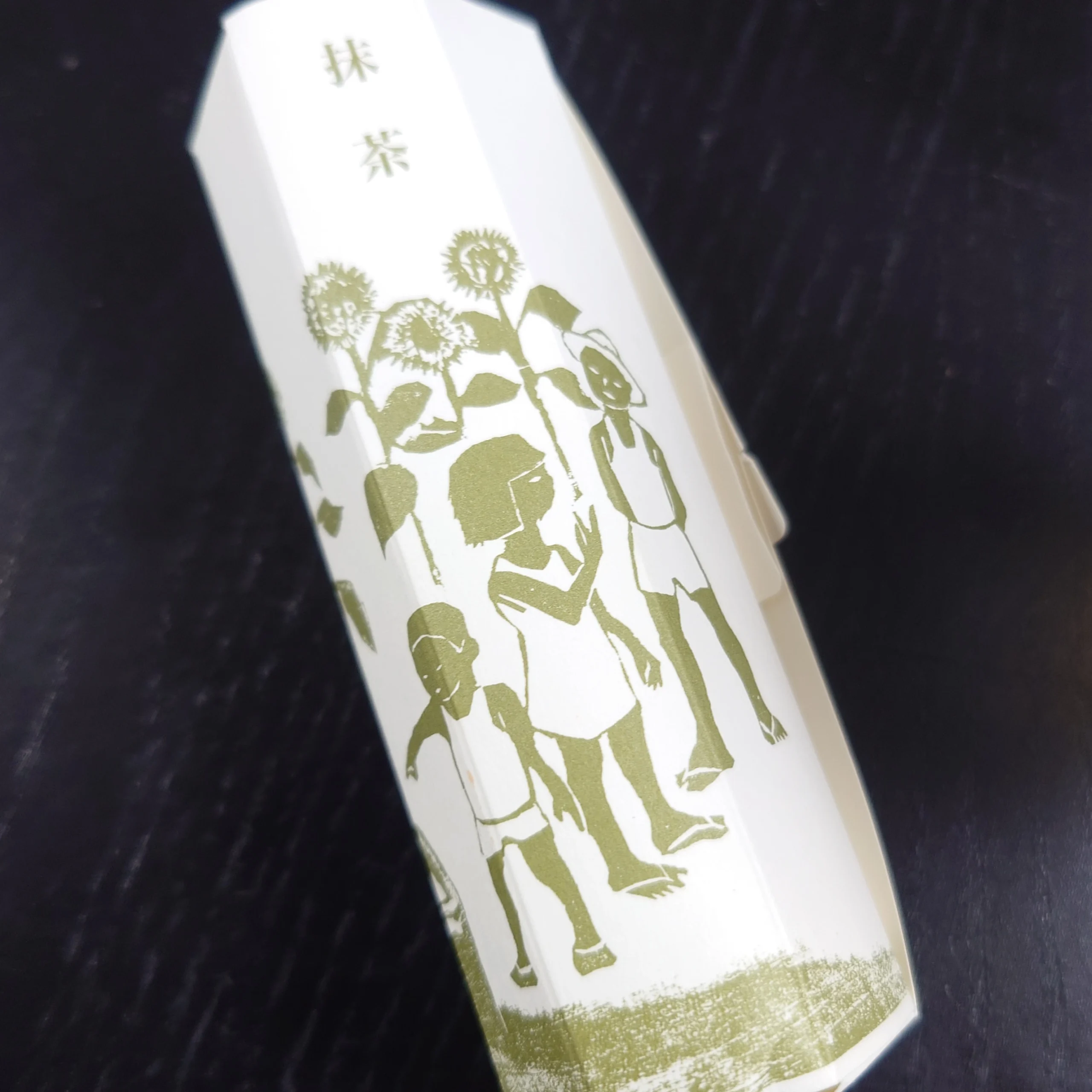 抹茶くずきりの外装。オリーブ色のイラストが可憐。