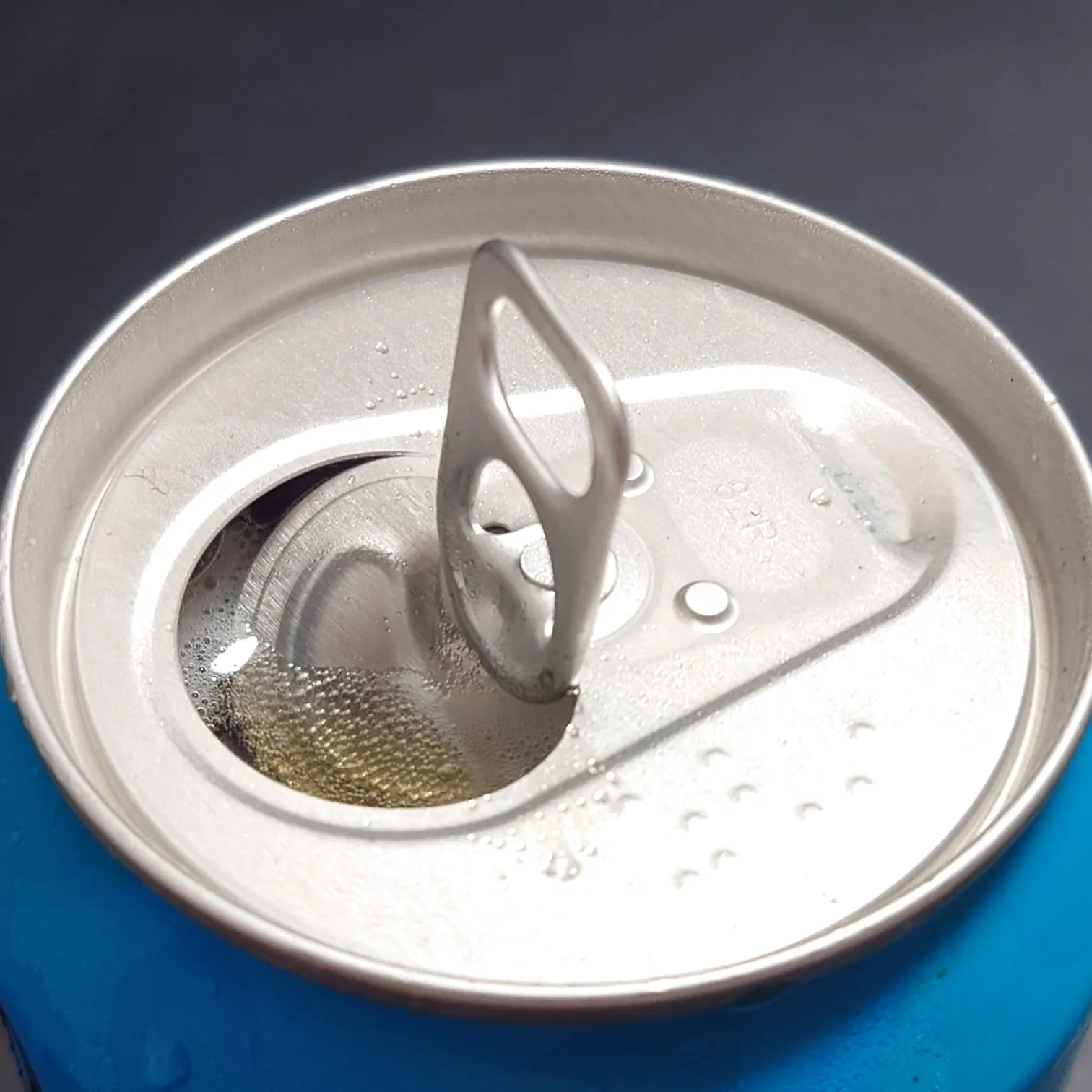 BrewDog PUNK IPAの開栓プルトップ—缶口に残るビールの気泡と結露のクローズアップ