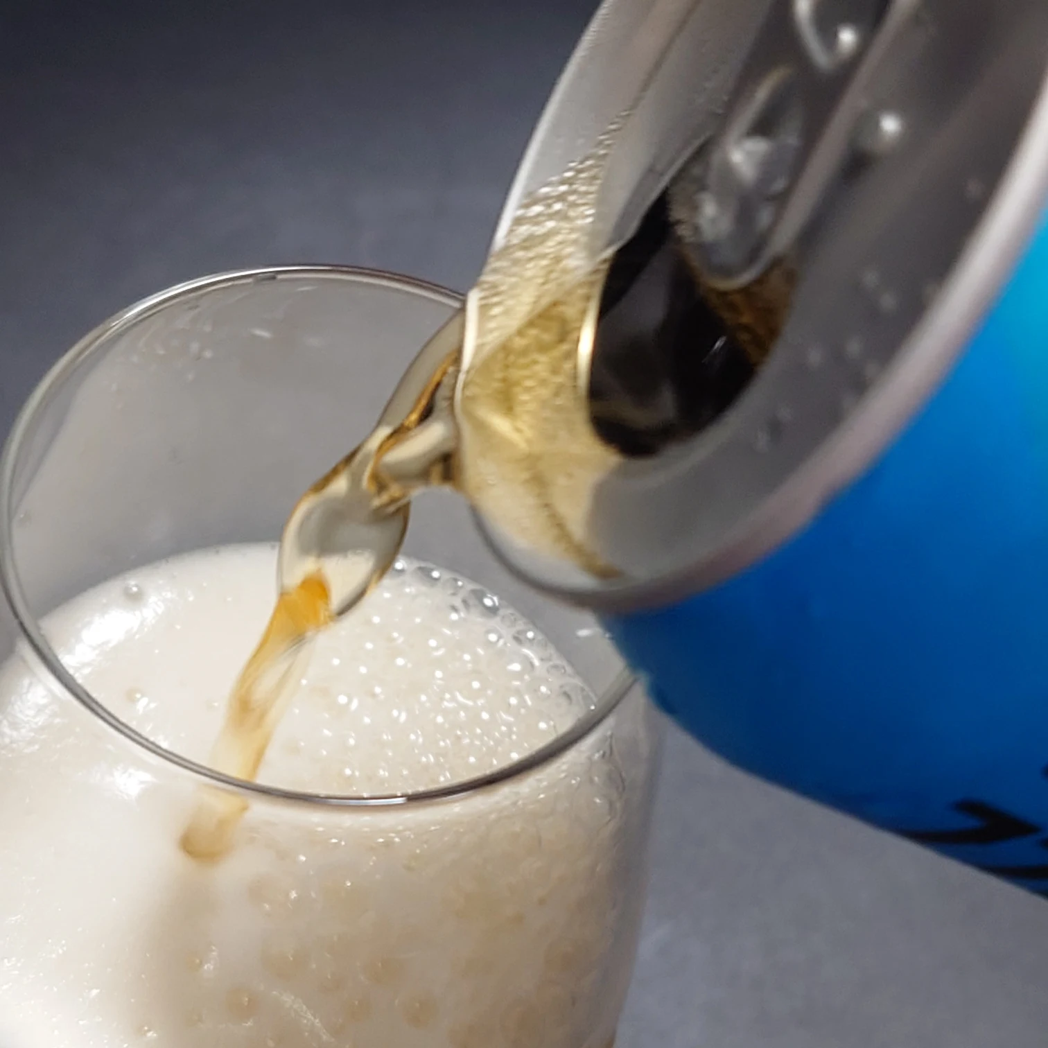 BrewDog PUNK IPAを缶から注ぐ瞬間—クリーミーな泡と黄金色のビールの流れ