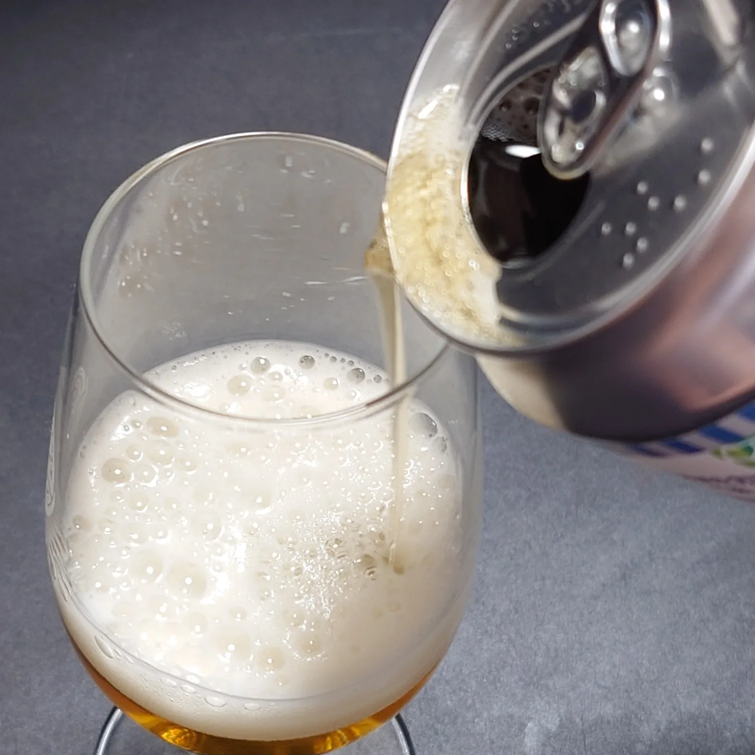 伊勢角屋麦酒 CRAFT DAYS Mosaic ver.をグラスに注ぐ様子