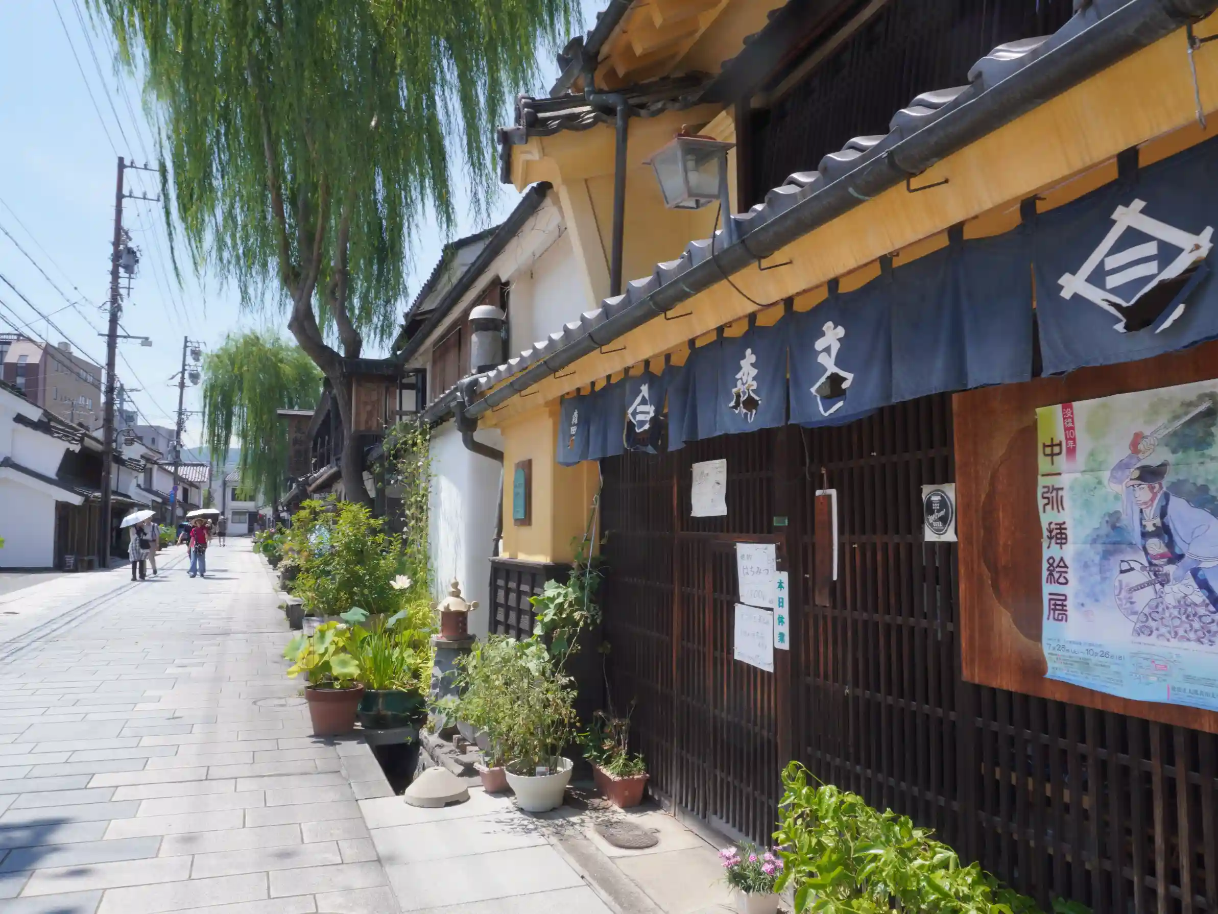 柳町通りの町家が並ぶ石畳の道。写真右手の建物の隣が岡崎酒造（この先すぐ右手）