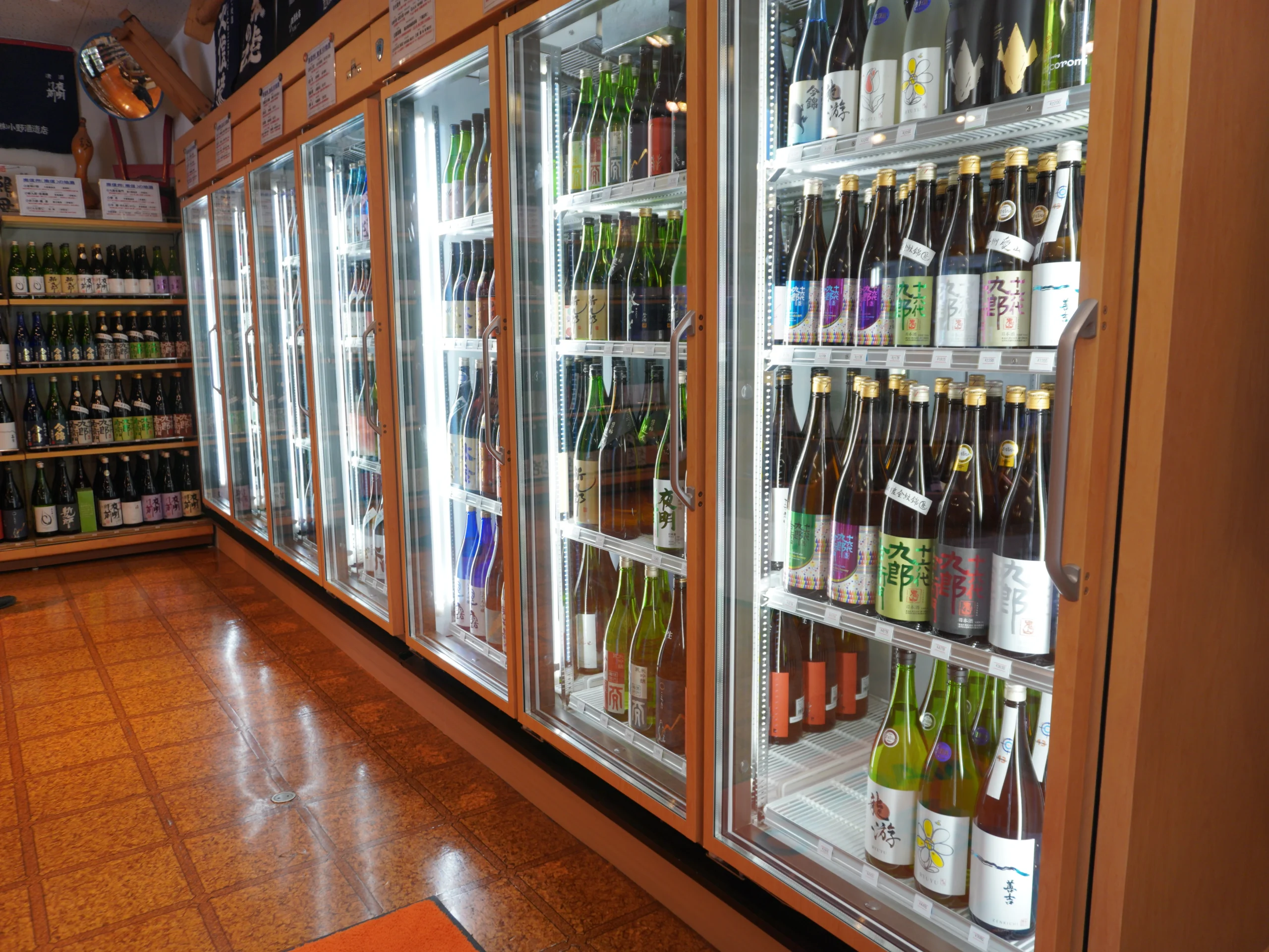 七連のガラス扉冷蔵庫に生酒と季節酒が整然と並ぶ。