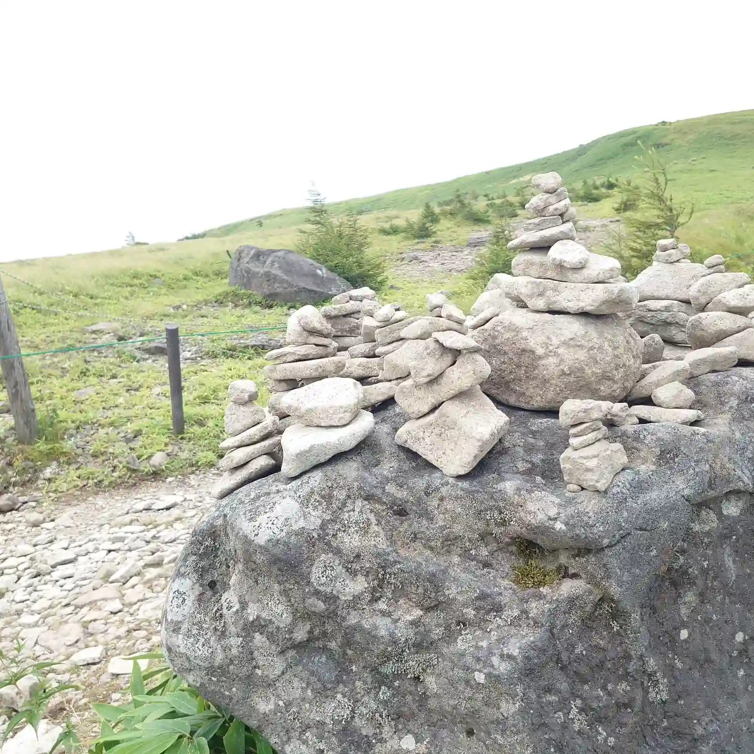 登山道脇の小さなケルン(積み石)