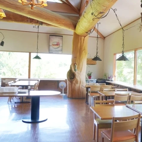 嬬恋高原ブルワリーの店内ホール 店内ホール、太い木柱とテーブル席