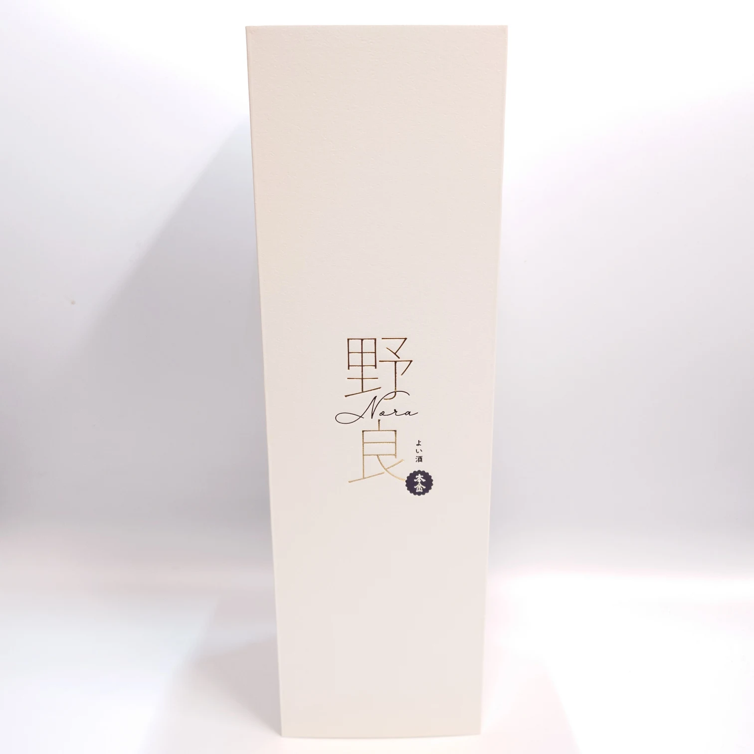 長野・諏訪の日本酒「野良 Nora」—本金の白地化粧箱、箔押しロゴ「野良／Nora／よい酒」を正面から撮影した全景