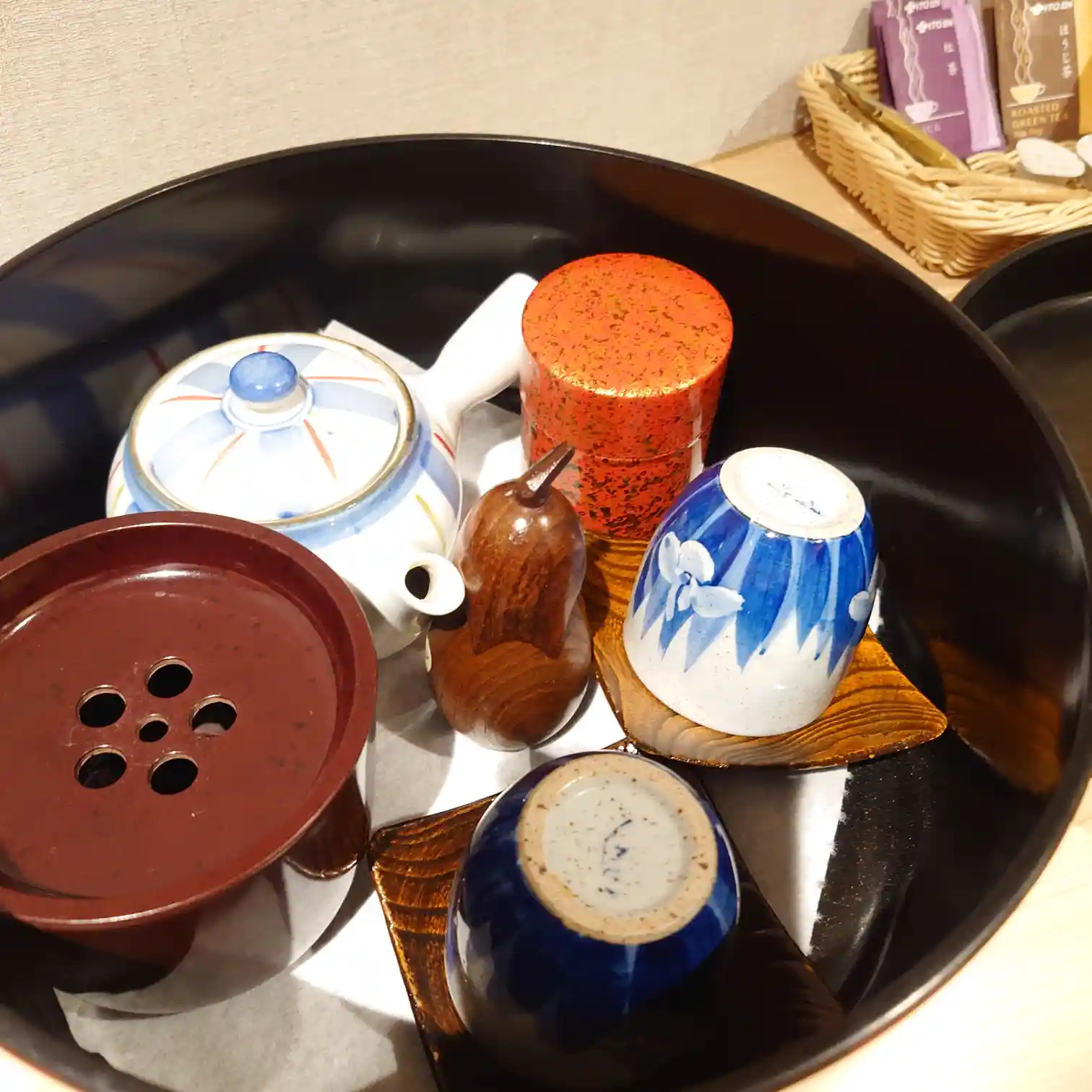 カウンター下収納の茶器・グラス。