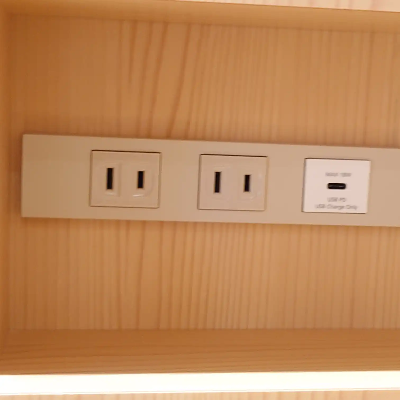 ベッドサイドの電源設備。コンセント2口とUSB PD対応ポート。