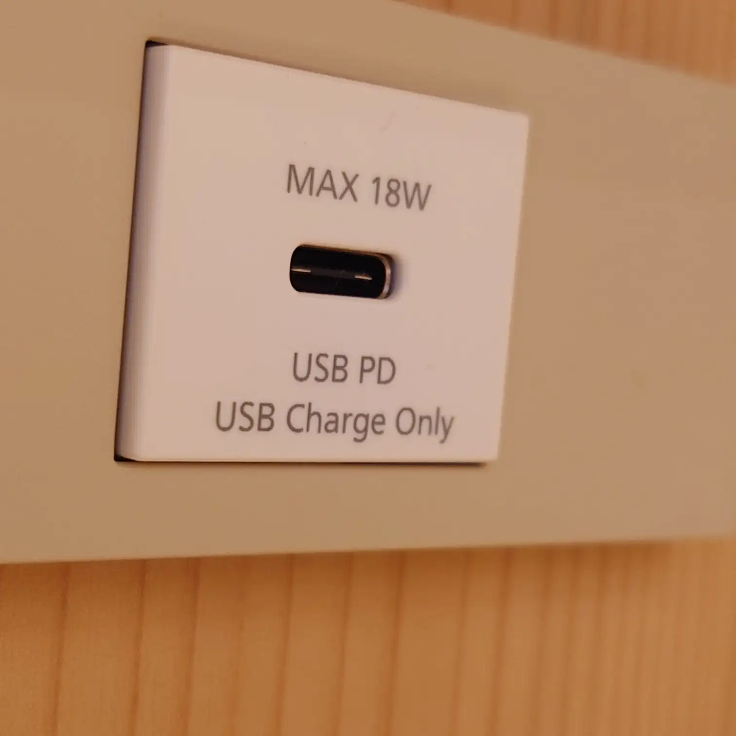 ベッドサイドに備え付けのUSB充電ポート。最大18WのUSB PD対応。