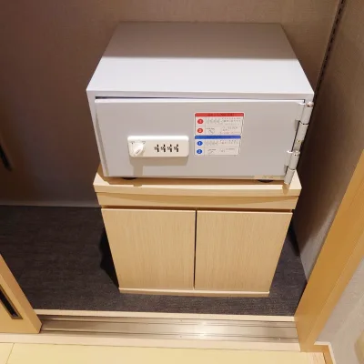 客室『城山』のセーフティーボックス。暗証番号式で貴重品を保管できる。
