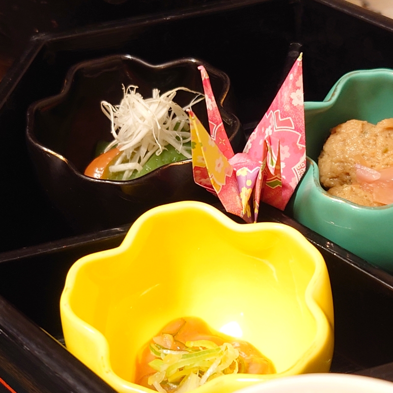 ホテル晴山 夕食前菜 三種小鉢と折り鶴の盛り付け