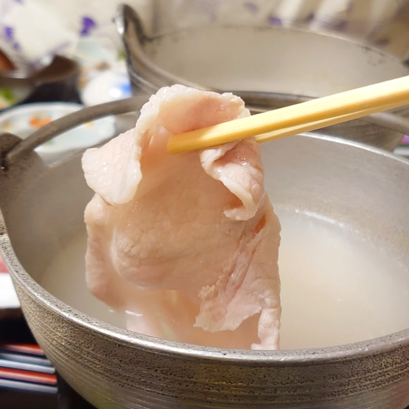 ホテル晴山 温泉しゃぶしゃぶ 豚肉を源泉でしゃぶしゃぶ