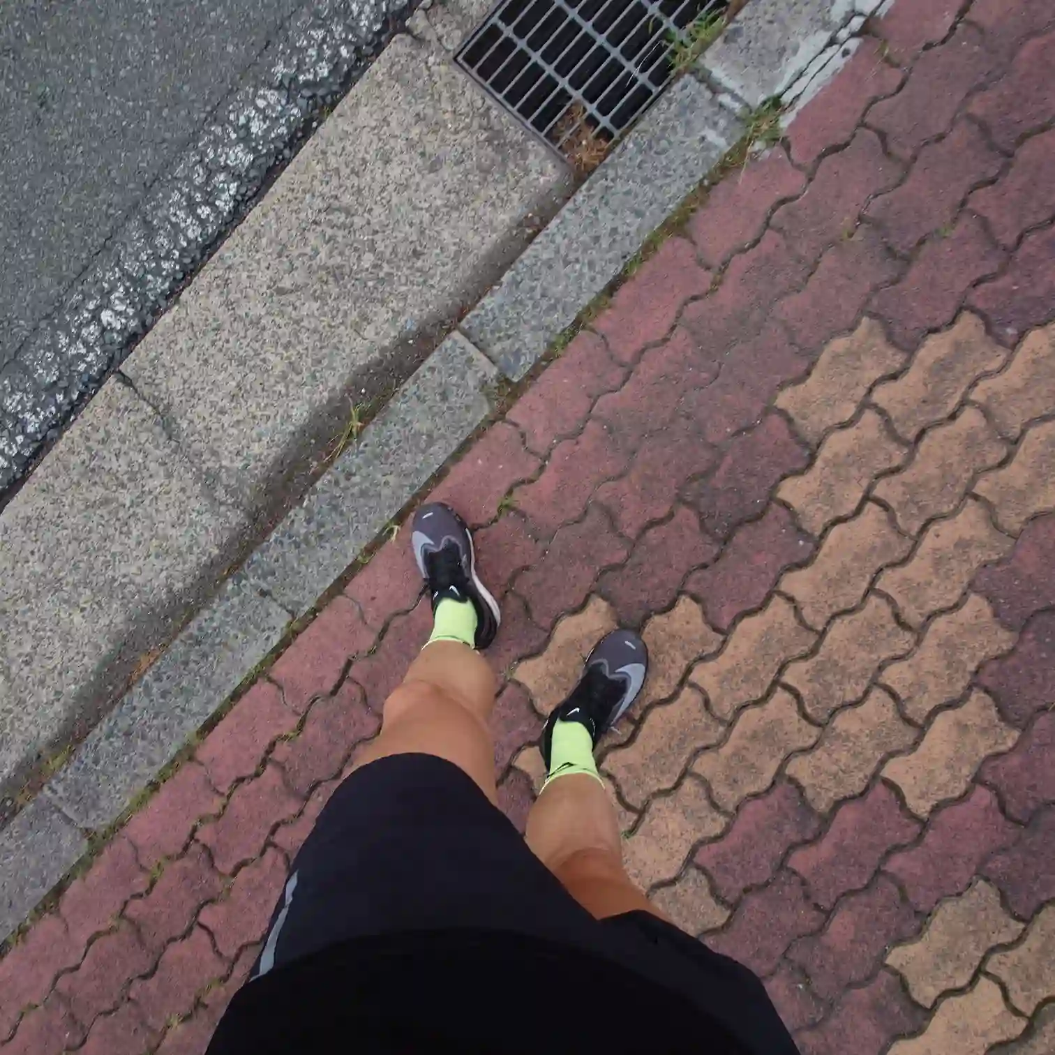 戸倉上山田温泉の朝ジョグでブロック舗道に立つランナーの足元と蛍光イエローのソックス