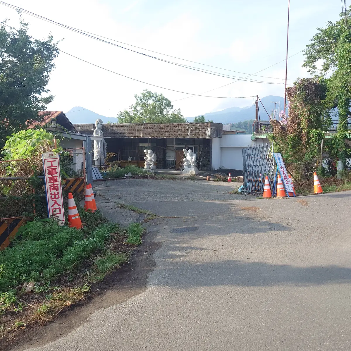 善光寺大本願別院 城泉山観音寺へ向かう途中の入口付近。石像が並び、参道の雰囲気を感じる