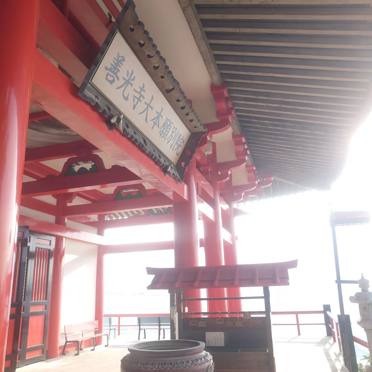 赤い柱と屋根に囲まれた善光寺大本願別院の本堂と参拝の空間