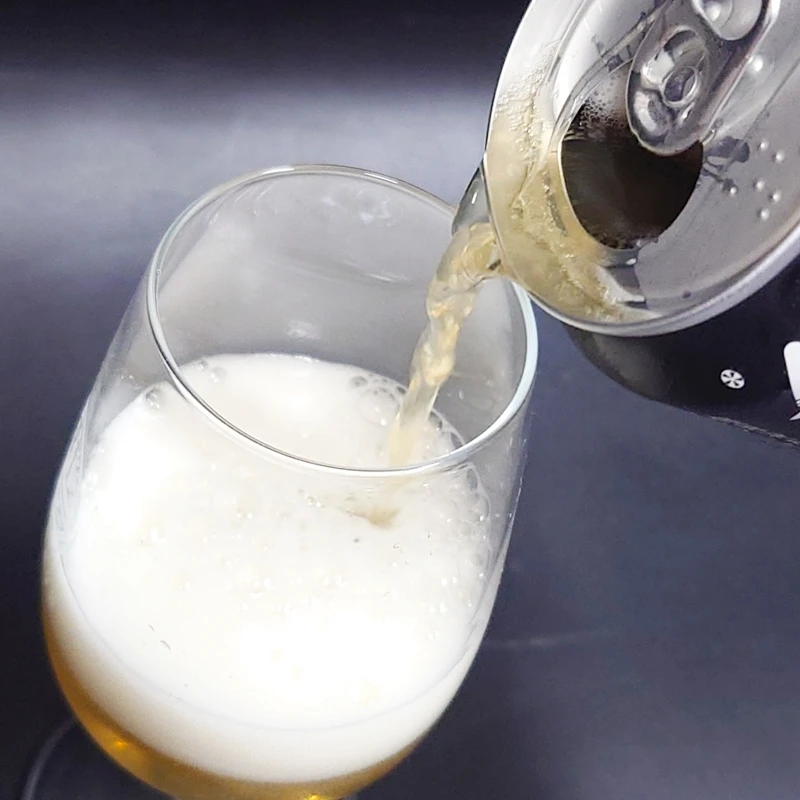 クラフトザウルス Brut IPA 注ぎの連続ショット。きめ細かな白泡