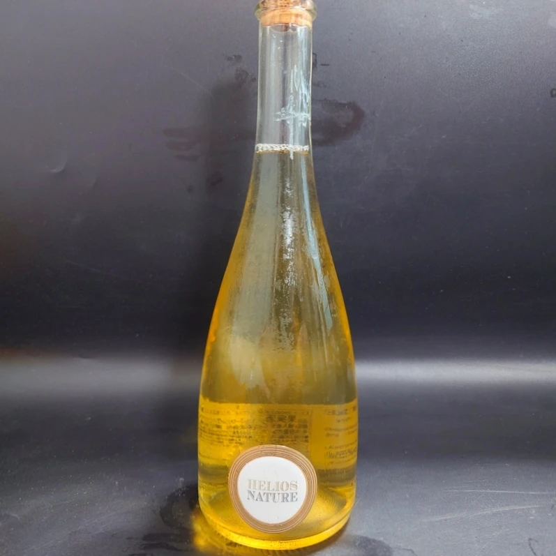 HELIOS NATURE スパークリングワイン ボトル全景 開栓前のスパークリングワイン「HELIOS NATURE」ボトル全景写真