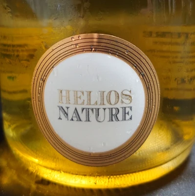 HELIOS NATURE スパークリングワインのラベルデザイン スパークリングワイン「HELIOS NATURE」のロゴラベルのクローズアップ写真