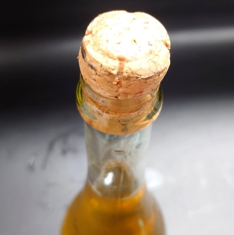HELIOS NATURE スパークリングワインのコルク栓 スパークリングワイン「HELIOS NATURE」のコルク栓とボトル口部のクローズアップ写真