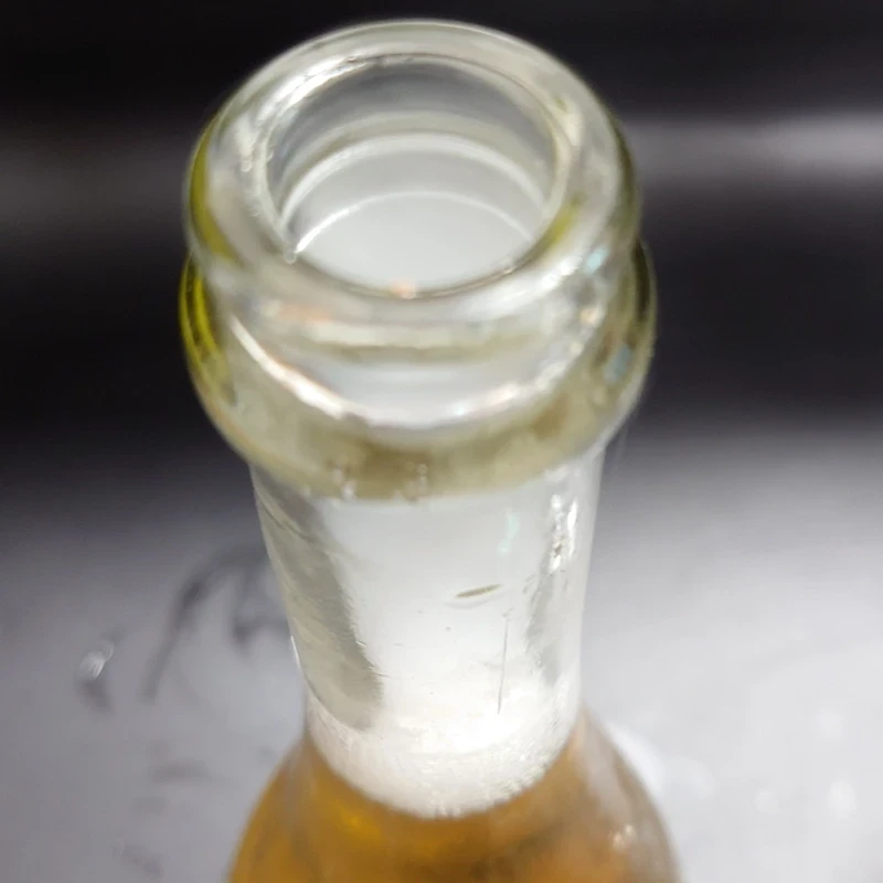 HELIOS NATURE スパークリングワイン 開栓後のボトル口部 スパークリングワイン「HELIOS NATURE」の開栓後のボトル口部、泡立ちの様子を写した写真