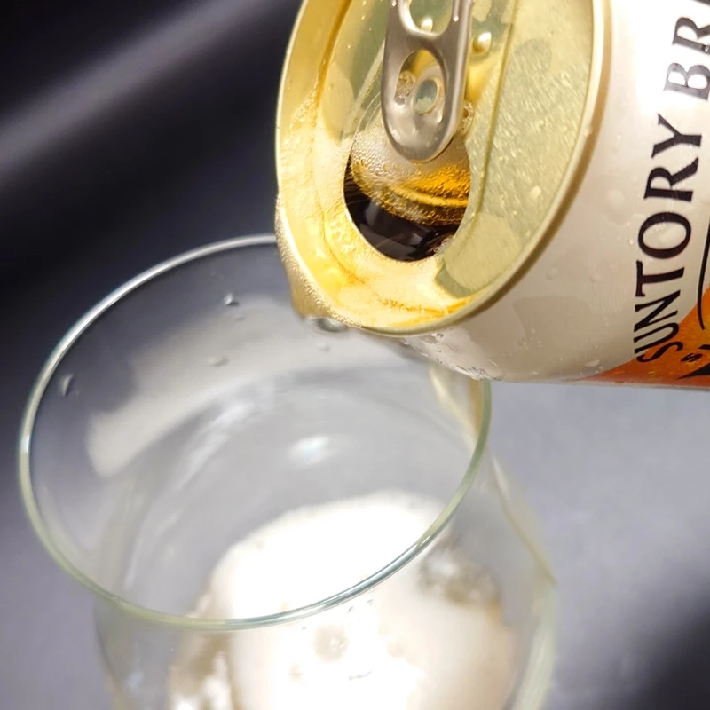 ザ・ベゼルズをグラスに注ぐ瞬間のクローズアップ。缶口に細かい泡が付着