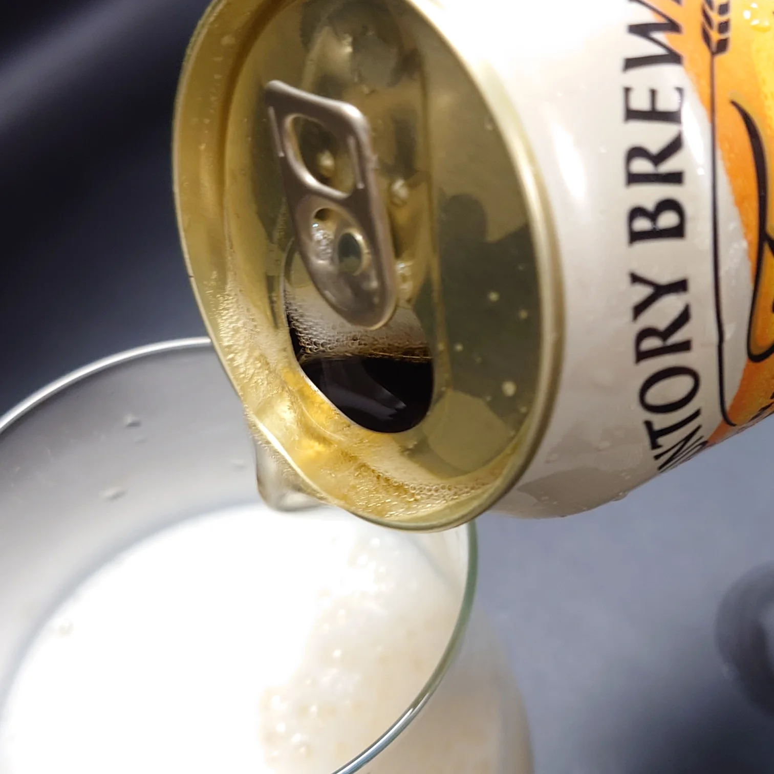 ザ・ベゼルズを注ぐ別アングル。白い泡がグラス上部に盛り上がる