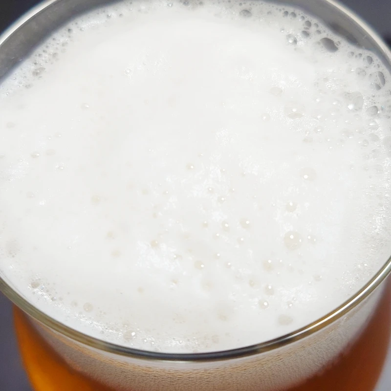 泡のクローズアップ。きめ細かく白い泡がトップに広がる