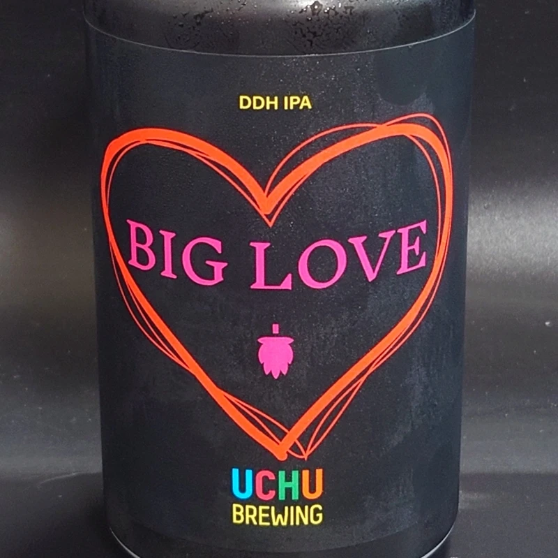 宇宙ビール BIG LOVE ラベル 黒地ハートデザイン DDH IPA UCHU BREWING 宇宙ビール BIG LOVE ラベル正面 黒地に赤いハートとピンク文字 DDH IPA の表記とホップアイコンが見える