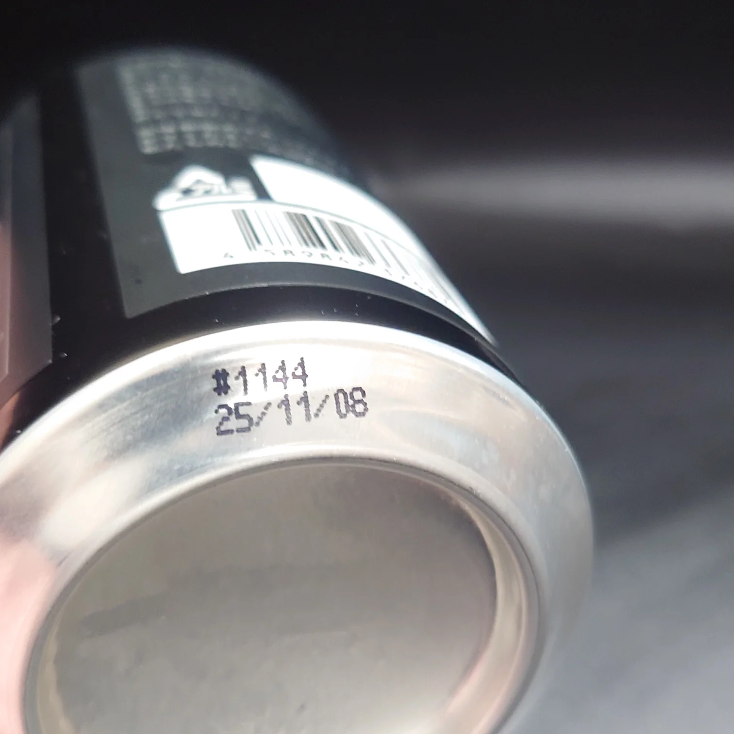 宇宙ビール 缶底の印字 ロット#1144と日付25/11/08が確認できるディテール写真 UCHU BREWING 宇宙ビール 350ml缶の底面 ロット番号らしき「#1144」と日付「25/11/08」の印字が見える クラフトビールの製造情報ディテール